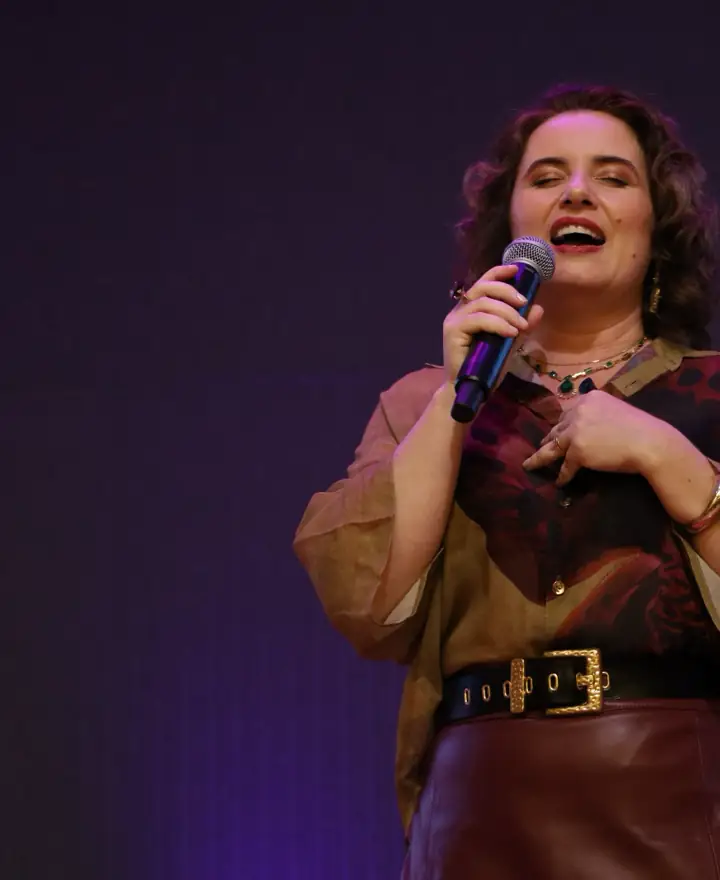 Taty Dal Bem no palco do Mulheres de Valor